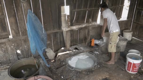 Hombre utilizando la máquina de prensado para cortar la masa de arroz en tiras — Vídeos de Stock