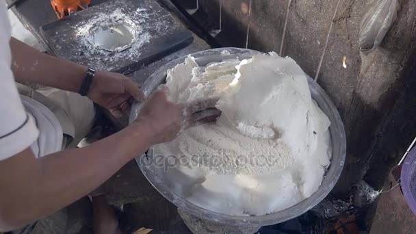 Hombre relleno máquina de prensado de fideos con masa de arroz (de cerca ) — Vídeos de Stock