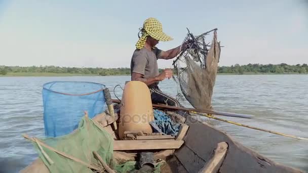 Mann auf Fischerboot — Stockvideo