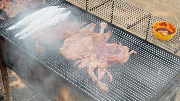 Przewracając grillowania mięs z metalowych kleszczy street Grill (zbliżenie ) — Wideo stockowe