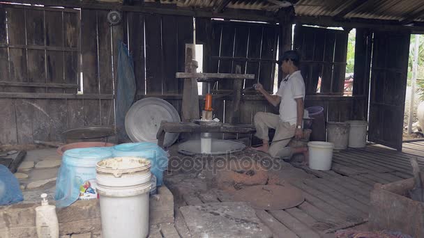 Hombre utilizando la máquina de prensado para cortar la masa de arroz en tiras — Vídeos de Stock