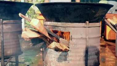 Derme çatma ahşap yanan ateş çukuru üzerinde tencereye büyük (yakın )