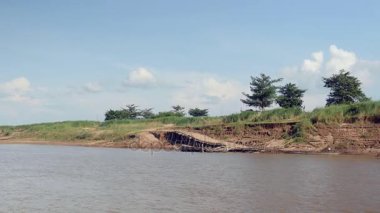 Bambu iskelesine ulaşan bir feribot görüntüsü