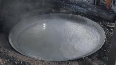 Kaynar su bir çelik havzasında Pirinç Noodle yemek pişirmek için yakın 