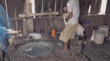 pirinç hamur şeritler halinde kesmek için presleme makinesi kullanan adam 