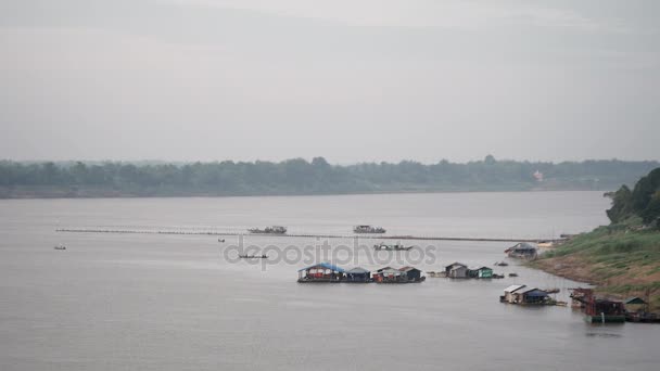 フェリーボートは川を渡り、桟橋に到達します。背景に建設中の竹橋 — ストック動画