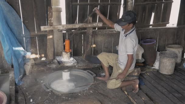 Homme utilisant machine de pressage pour couper la pâte de riz en bandes — Video