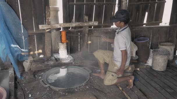 Hombre utilizando la máquina de prensado para cortar la masa de arroz en tiras — Vídeos de Stock