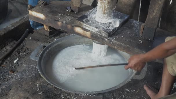 Hombre presionando masa de arroz; Fideos de arroz se cocinan en agua hirviendo inmediatamente — Vídeo de stock