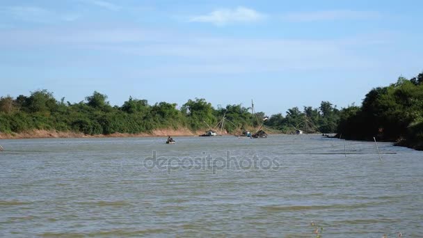 Petit bateau de pêche sur rivière et péniches avec filets de pêche chinois en arrière-plan — Video