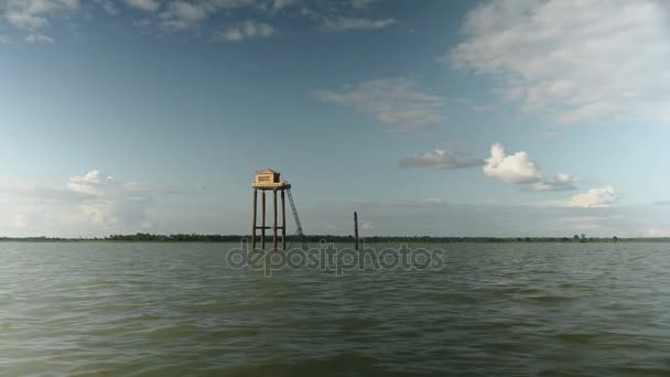 Маленький буддійський храм сидів на ходулях посередині на озері — стокове відео