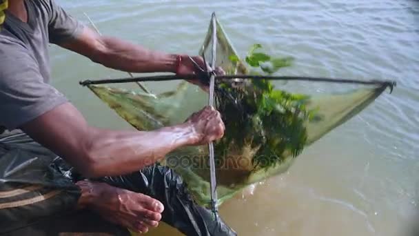 Hombre con red de pesca — Vídeo de stock