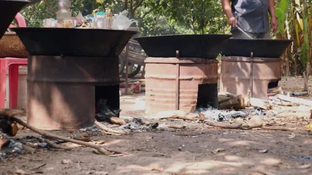 Wok cocinar en grandes estufas de carbón y brasero de madera alineados al aire libre — Vídeos de Stock