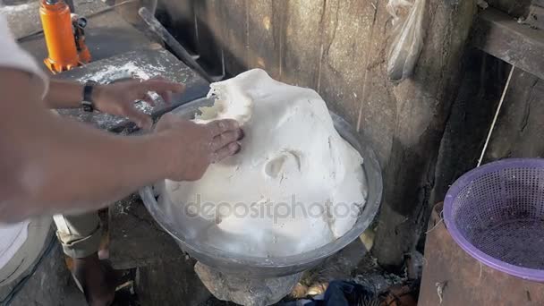 Hombre relleno máquina de prensado de fideos con masa de arroz (de cerca ) — Vídeo de stock