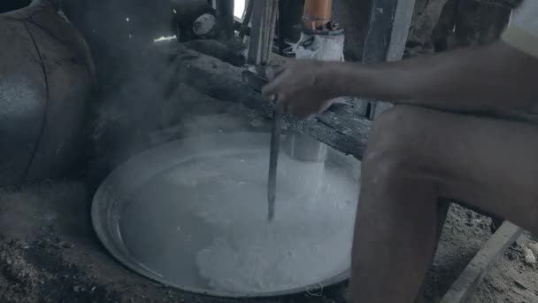 Los fideos de arroz caen directamente en agua hirviendo para cocinar. — Vídeos de Stock