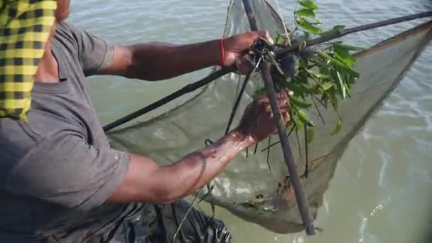 Hombre con red de pesca — Vídeo de stock