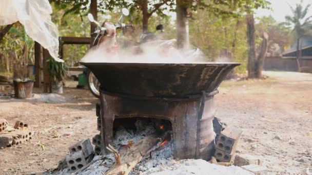 Wok-Kochen auf einem großen Kohle- und Holzofen im Freien — Stockvideo