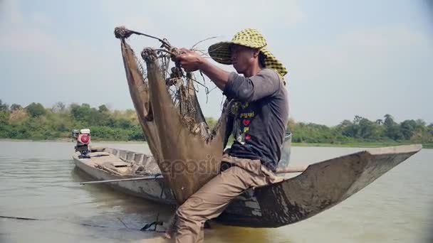 Człowiek na łodzi w błotniste rzeki — Wideo stockowe