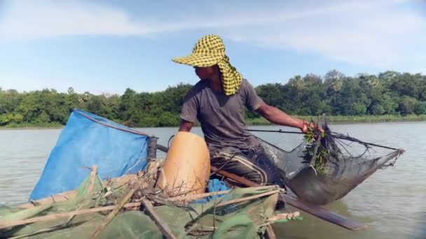 Человек с рыболовной сетью — стоковое видео