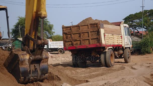 挖掘机装载到一辆卡车的沙子 — 图库视频影像