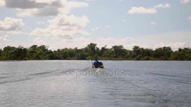 Motorisiertes Einbaum-Kanu auf dem See — Stockvideo