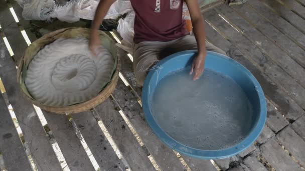 Mujer mostrando fideos de arroz en una cesta de bambú — Vídeos de Stock