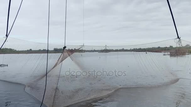 River Chinese fishing net being lifted out of water to catch fish ( close up ) — Stock Video