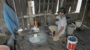 pirinç hamur şeritler halinde kesmek için presleme makinesi kullanan adam