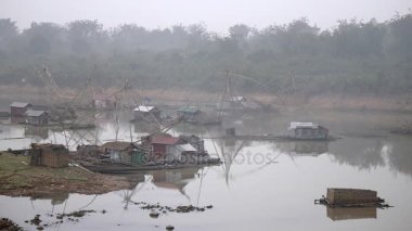 Yüzen, erken sabah sis Nehri üzerinde Çin balıkçılık balık ağları ve bambu kasaları