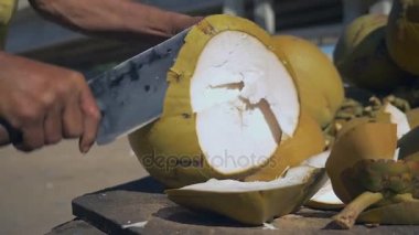 Hindistan cevizi sokak satıcısı müşteriler hizmet önce içme Hindistan cevizi hazırlanıyor: üst kesilmiş, delik ve yarık bir kamışla yanında üstünde