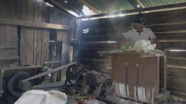 Adam düşüyor pirinç hamur topu yoğurma makinesi içinde