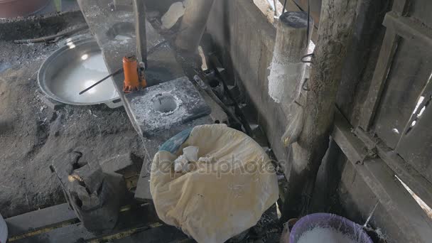 Dentro del taller de fideos de arroz: hombre añadiendo agua para la ebullición de fideos de arroz — Vídeo de stock