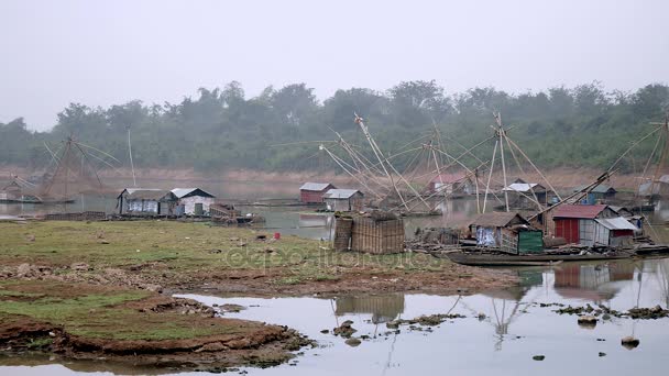 Péniches, filets de pêche chinois et caisses de poisson en bambou sur la rivière dans le brouillard tôt le matin — Video