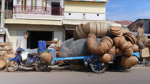 Reboque de motocicleta carregado com produtos de bambu na frente de uma loja de artesanato — Vídeo de Stock