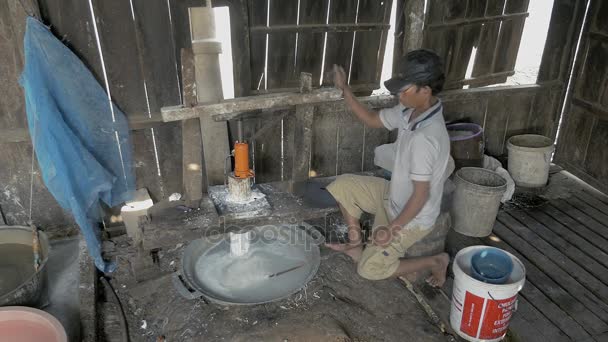 Pirinç hamur şeritler halinde kesmek için presleme makinesi kullanan adam — Stok video