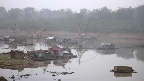 Houseboats, Chinese fishing nets and bamboo fish crates on the river in early morning fog — Stock Video