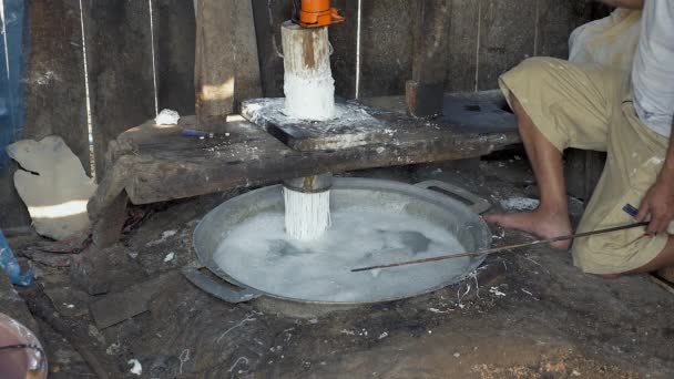 Hombre presionando masa de arroz; Fideos de arroz se cocinan en agua hirviendo inmediatamente — Vídeos de Stock