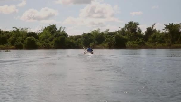 Моторизованное каноэ на озере — стоковое видео