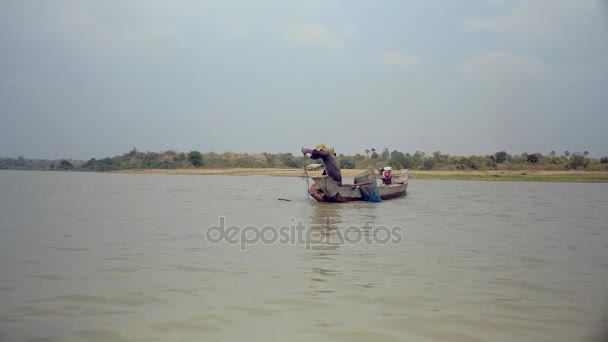 Homme sur le bateau dans la rivière boueuse — Video