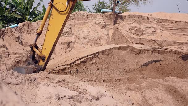 Екскаватор копає пісок на місці утилізації — стокове відео