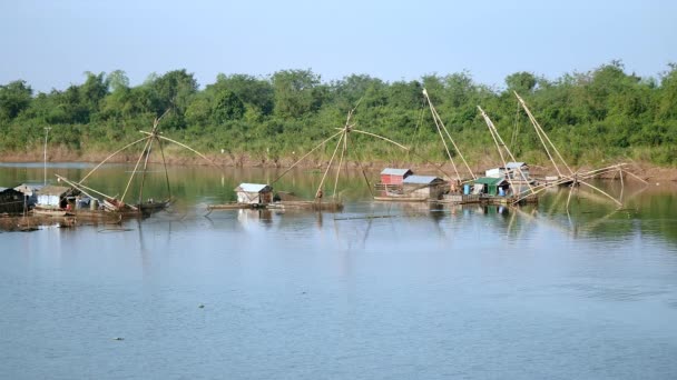 Houseboats e reti da pesca cinesi sul fiume; Pescatori che sollevano e gettano reti da pesca cinesi in acqua — Video Stock