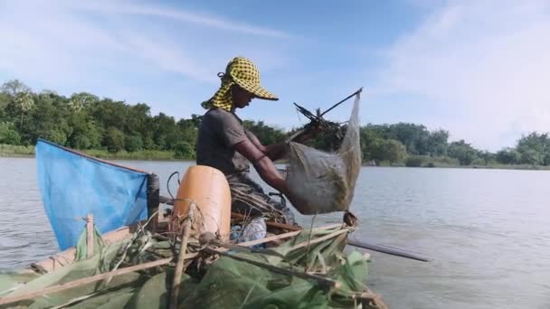 Man with fishing net — Stock Video