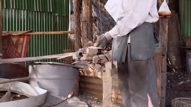 Dělník zostření tradičního širokého nože s brusným kotoučem — Stock video