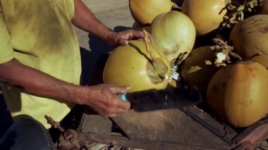 uzak kesmek üstünde onun balta ile taze Hindistan cevizi Hindistan cevizi sokak satıcısı