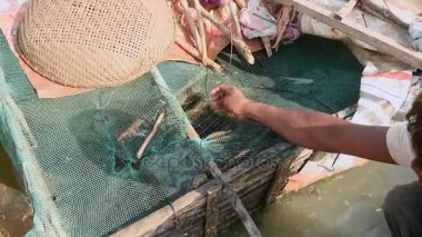 bir çiftçi besleme balık içinde bir tekne-evi için sabit bir bambu krater kapat