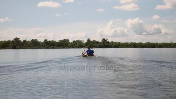 Canoa scavata motorizzata sul lago — Video Stock