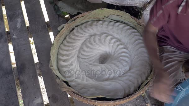 Mujer mostrando fideos de arroz en una cesta de bambú — Vídeo de stock