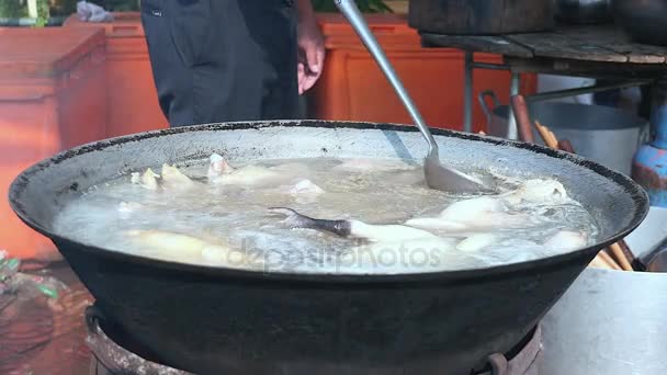 Крупный план приготовления цыплят в кипящей воде — стоковое видео
