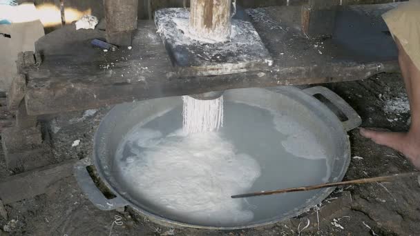 Hombre presionando masa de arroz; Fideos de arroz se cocinan en agua hirviendo inmediatamente — Vídeo de stock