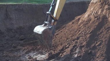 Dünya sitesinde kazma bir ekskavatör yakından